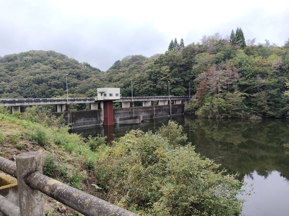 ARROWS315's tweet photo. 鳴滝ダムに来ました😊

静かな山あいにあるダムで、湖面と周囲の緑がとても綺麗✨
ダムの大きさにも迫力があり、のんびり景色を眺めながら過ごせる場所でした。

近くを通ったら、ちょっと寄り道してみるのもおすすめです🚗🌿

#鳴滝ダム #岡山 #ダム #新庄村 #ドライブ #自然 #山 https://t.co/rjZEEpIXIt