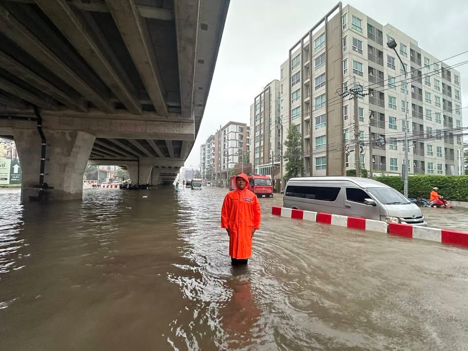 js100radio's tweet photo. งานจราจร สน.บางเขน รายงานสภาพการจราจร ประจำวันที 27 ก.ย. 69 ดังนี้
1. #ถนนพหลโยธิน ตั้งแต่สะพานใหมถึงแยกเกษตร ยังมีนำ้ท่วมขัง
2. #ถนนเทพรักษ์ ขาเข้าและขาออก มีน้ำท่วมขัง
3. #ถนนประเสริฐมนูกิจ ขาเข้าและขาออก มีน้ำท่วมขัง
4. #ถนนงามวงศ์วาน ขาเข้าและขาออก มีน้ำท่วมขัง
5. #ถนนแจ้งวัฒนะ ขาเข้าและขาออก มีน้ำท่วมขัง
6. #ถนนรามอินทรา ขาเข้าและขาออก มีน้ำท่วมขัง
.
สภาพการจราจรพื้นที่ สน.บางเ���น ฝนตกเล็กน้อย ทุกจุดยังมีนำ้ท่วมขัง ปริมาณนำ้ท่วมขังยังไม่สามารถขับใช้ความเร็วได้ รถขนาดเล็กยังสัญจรลำบาก 

*แยกบิ๊กชีสะพานใหม่น้ำยังสูงรถเล็กสัญจรลำบากโปร��หลีกเลี่ยง

#งานจราจรสนบางเขน #JS100