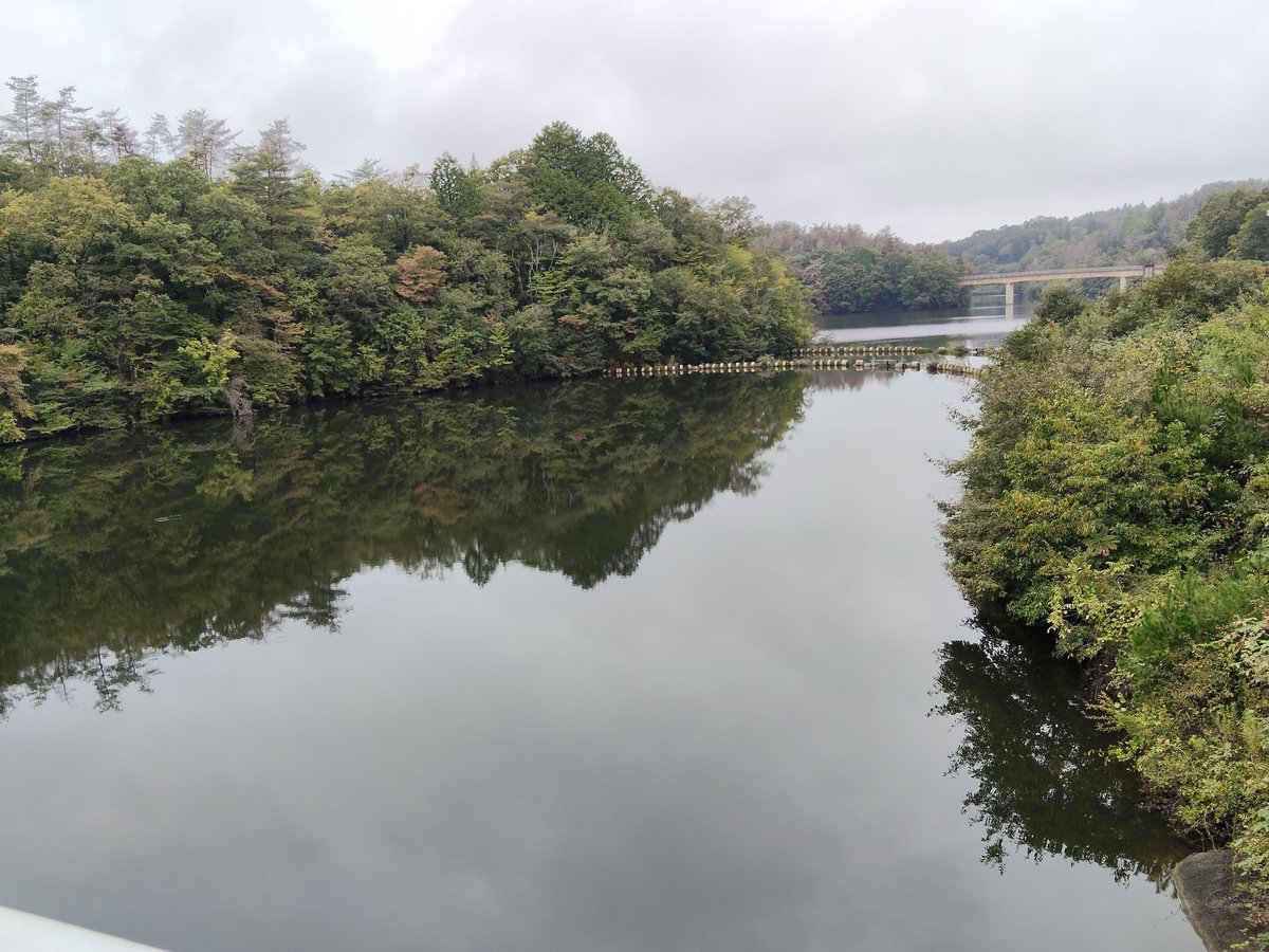 ARROWS315's tweet photo. 鳴滝ダムに来ました😊

静かな山あいにあるダムで、湖面と周囲の緑がとても綺麗✨
ダムの大きさにも迫力があり、のんびり景色を眺めながら過ごせる場所でした。

近くを通ったら、ちょっと寄り道してみるのもおすすめです🚗🌿

#鳴滝ダム #岡山 #ダム #新庄村 #ドライブ #自然 #山 https://t.co/rjZEEpIXIt