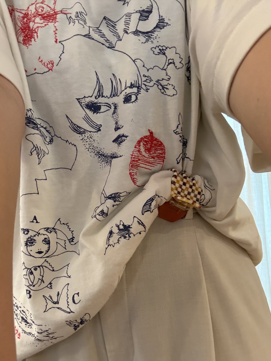 Choco01230417's tweet photo. おはようございます。
Tシャツに表情を出したくて裾をクリップでつまんだりしてみますが、ただクリップを外し忘れたおばさんになっていることは少しだけ認めています。 https://t.co/X5JUlFDqOx