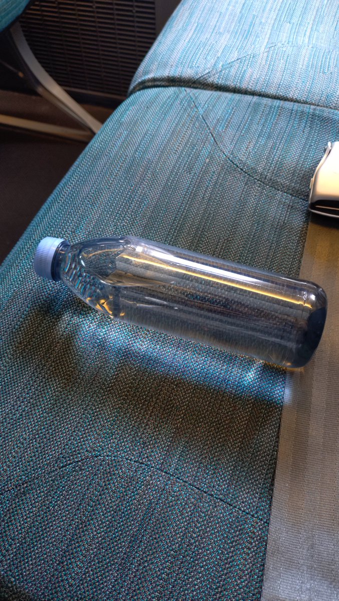 2013Spg's tweet photo. キャセイパシフィック航空のステイタス持ちへのおもてなし改めてスゴいな〜って思った💦

エコノミーなのに私の席に「だけ」ブランケットや枕、水が置いてある😅
#キャセイパシフィック航空
#ワンワールドエメラルド https://t.co/rNfnrKSzCL