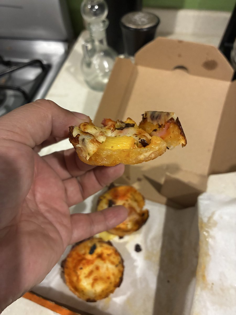 kanelo84's tweet photo. @littlecaesars está esta es la calidad que me toca últimamente que e comprado sus mini pizzas, si no quieren vender no lo hagan pero no den este tipo de productos https://t.co/faF7RFiNMz