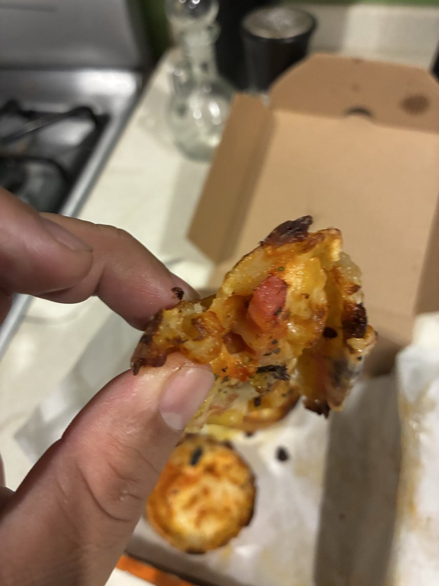 kanelo84's tweet photo. @littlecaesars está esta es la calidad que me toca últimamente que e comprado sus mini pizzas, si no quieren vender no lo hagan pero no den este tipo de productos https://t.co/faF7RFiNMz