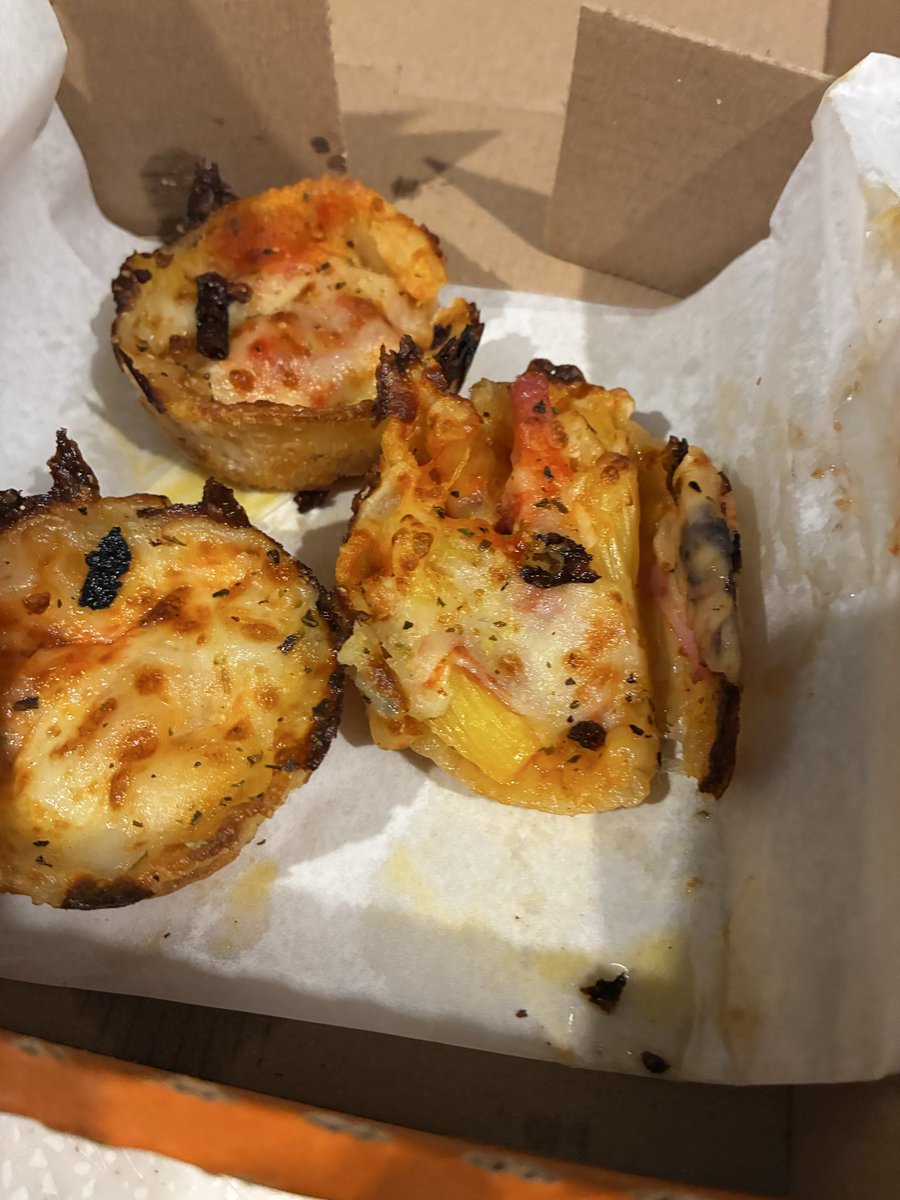 kanelo84's tweet photo. @littlecaesars está esta es la calidad que me toca últimamente que e comprado sus mini pizzas, si no quieren vender no lo hagan pero no den este tipo de productos https://t.co/faF7RFiNMz