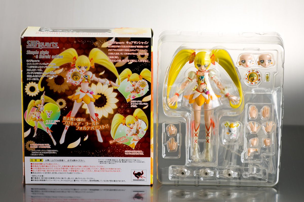 nekoteck2011's tweet photo. @Tanukichi_mingo プリキュアのフィギュアーツが番組放送と同時に出てた頃は
髪の巨大な重さに首関節が耐えられなくて
頭が髪に引っ張られた角度に傾いていたのだわ！！
のちに交換パーツで関節のない首軸も同根された。
でもだんだん曲がってく！！ https://t.co/5oCzi9ISHA