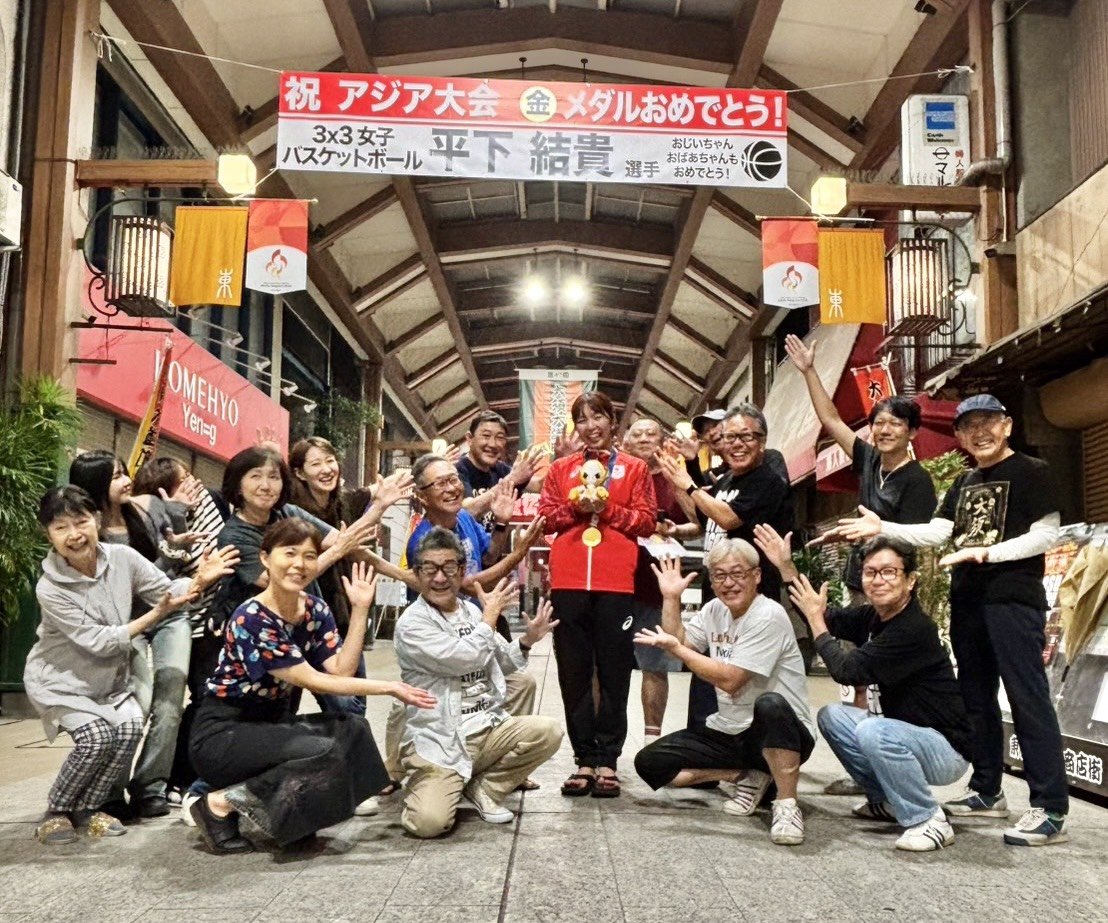 at_osu's tweet photo. 🎉結貴ちゃん金メダルおめでとう🎉
バスケットボール3x3女子にて、アジア大会金メダルを獲得した #平下結貴 選手が、お忙しいなか大須商店街に凱旋されました！

平下選手は、東仁王門通の婦人服店「マルイチ」小寺信男さんのお孫さんです✨
商店街一同でお祝いいたしました。
#大須 #金メダル #大須ごった煮夜市 #アジア競技大会
────────
🎉Congratulations on the Gold, Yuki!🎉
Yuki Hirashita, gold medalist in women's 3x3 basketball at the Asian Games, made time in her busy schedule for a triumphant return to Osu Shopping Street!

She's the granddaughter of Nobuo Kodera, owner of the women's clothing shop "Maruichi" on Higashi-Nioumon-dori✨
The whole shopping street came together to celebrate.

#Osu #Gold #OsuGottaniNightMarket #AsianGames