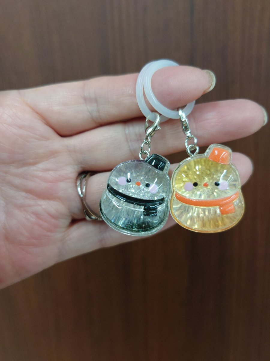 sunoco_20200122's tweet photo. 昨日偶然、ぷっくり雪だるまの目印チャームのガチャガチャ見つけたから
2回やってみたら、めめ色とこーじ色が出た😍めめ担の相方にプレゼント出来るわ😁
#SnowMan
#めめこじ https://t.co/F9dEIT1Rjo