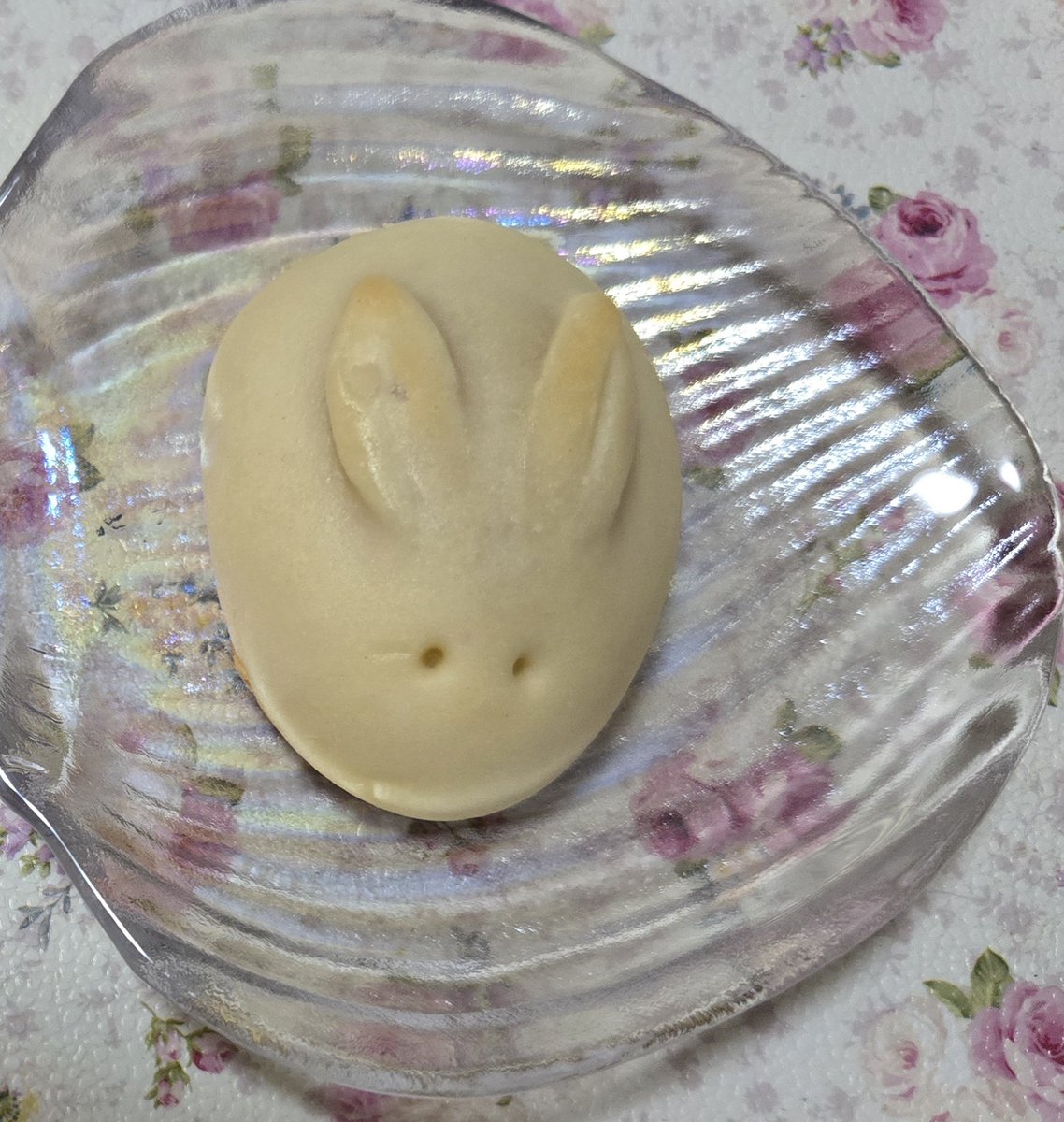 rusian2sei's tweet photo. 今日も こころして
「うさぎまんじゅう（白こしあん）」
を食す

😎うーん、この丸み✨
ルーちゃん🐰を上から見た図そっくりだわ～

#月見菓子第三弾 https://t.co/otJlGzVnSI
