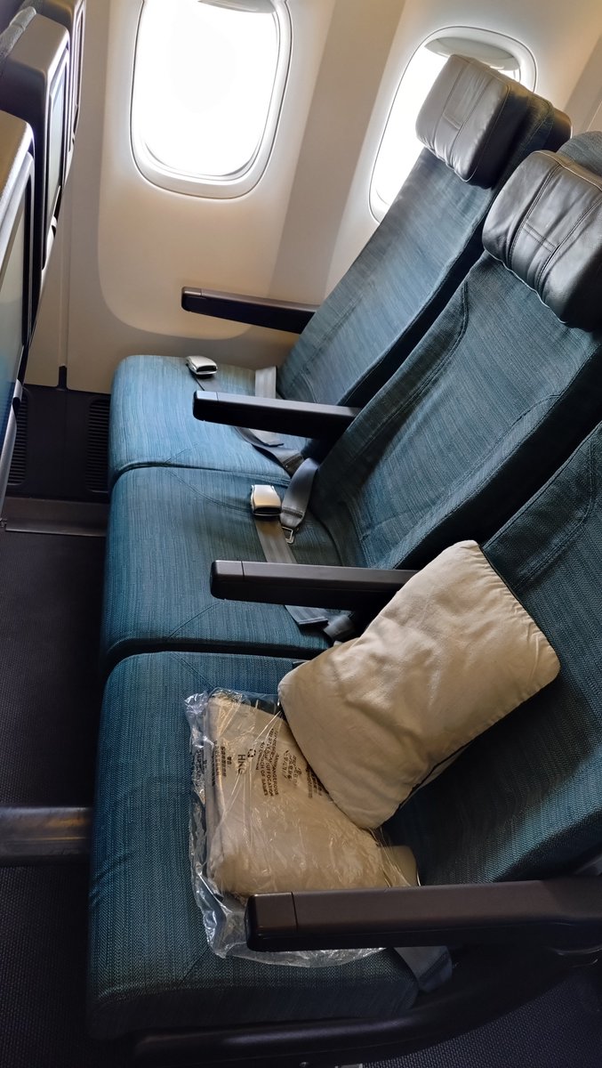 2013Spg's tweet photo. キャセイパシフィック航空のステイタス持ちへのおもてなし改めてスゴいな〜って思った💦

エコノミーなのに私の席に「だけ」ブランケットや枕、水が置いてある😅
#キャセイパシフィック航空
#ワンワールドエメラルド https://t.co/rNfnrKSzCL