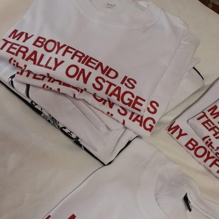 ddrkive's tweet photo. un día tu ex te presenta a sus amigas y 3 años después las cuatro le venden remeras a las armys de mierda💜

(tenemos pedidos abiertos y muchos diseños de bangtan hermanas chusmeen todo en https://t.co/o3aQvIeHfH) https://t.co/9Um9ri4Kjs