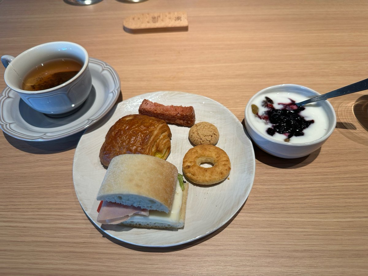 default2E's tweet photo. ご機嫌な朝食だ https://t.co/uBrDFnVsm5