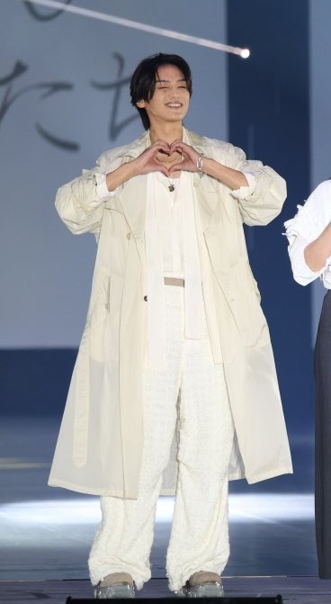 md3___'s tweet photo. ガルアワで世間をざわつかせておきながら当の本人はモンチッチと触れ合っているの可愛すぎる https://t.co/Oae5Gyowie