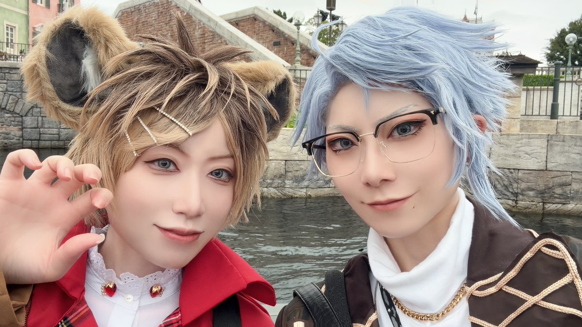 Minase_alacarte's tweet photo. ⚠︎仮装／twst
#Dハロ仮装2026
#Dハロツイステ仮装

朝いちゴンドラで優雅に始まりました〜👏
今日はボンボニ守銭奴コンビでいます✨
団扇芸してたらもれなく我らです笑 https://t.co/wyUy9P4Utg