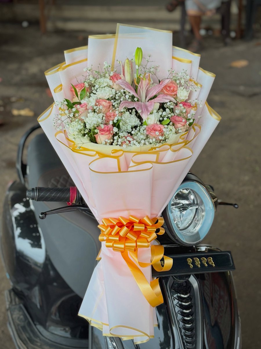 BalaAmaral's tweet photo. Customised Lily &amp; Roses Bouquet, made just for you. https://t.co/9bZyFDxrwj