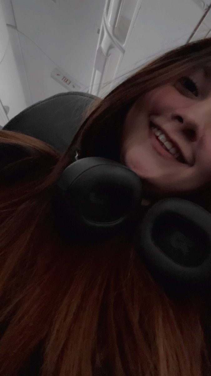 love_hogaza's tweet photo. Vuelo destino a la felicidad: Lucero Hogaza. ✈️✨ https://t.co/DM0qGRujXv