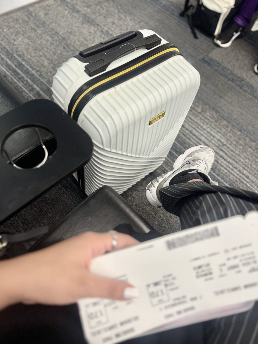 love_hogaza's tweet photo. Vuelo destino a la felicidad: Lucero Hogaza. ✈️✨ https://t.co/DM0qGRujXv