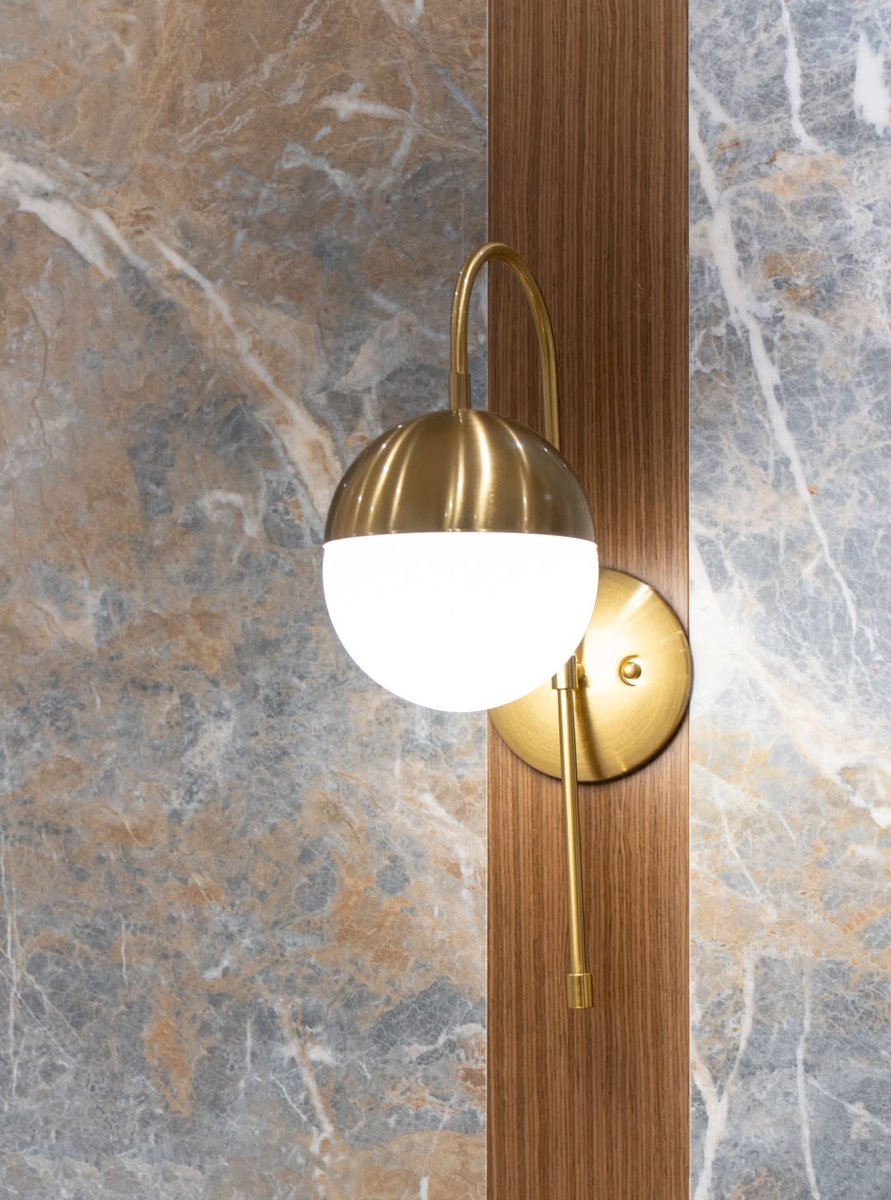 DewittFrattali's tweet photo. This lobby is all about layered textures. Rich natural wood fluting, bold porcelain veining, refined brass accents, and a sculptural console create a harmonious space where materials speak for themselves. https://t.co/YpiWCAMqxT