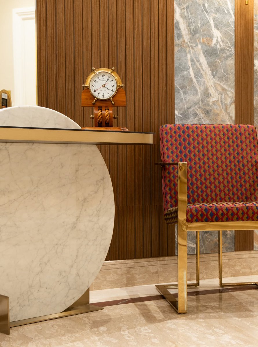 DewittFrattali's tweet photo. This lobby is all about layered textures. Rich natural wood fluting, bold porcelain veining, refined brass accents, and a sculptural console create a harmonious space where materials speak for themselves. https://t.co/YpiWCAMqxT