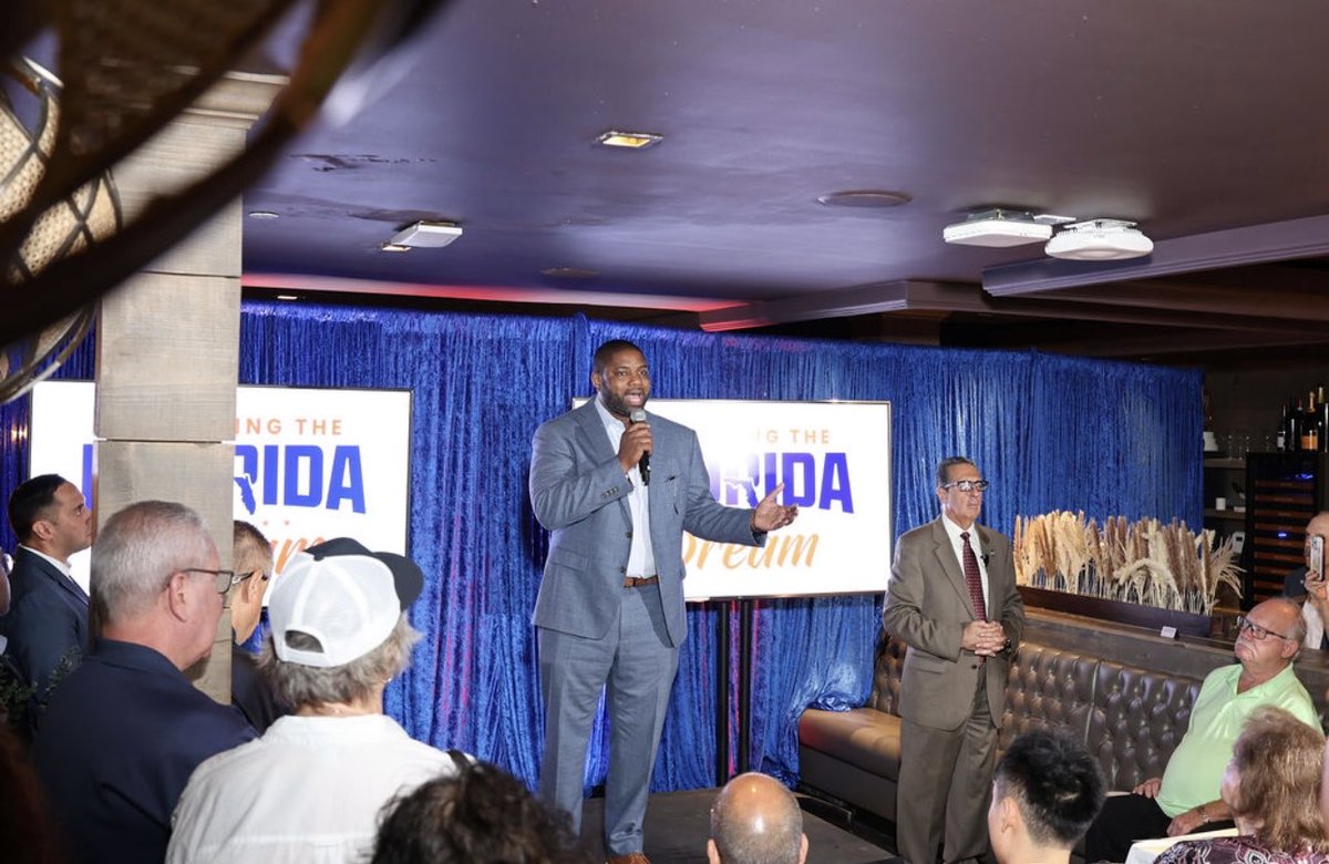 BorreroForFL's tweet photo. It was my great honor, to be able to open up in prayer for @ByronDonalds @BryanAvilaFL campaign rally in Miami Beach today. The future of Florida will either be a prosperous, free and blessed state under Governor Byron Donalds and Lt. Governor Bryan Avila, or broke, woke, bound and crime ridden under David Jolly. The choice couldn’t be any clearer - go vote and encourage all of your family and friends to vote for the Donalds / Avila ticket this November.
