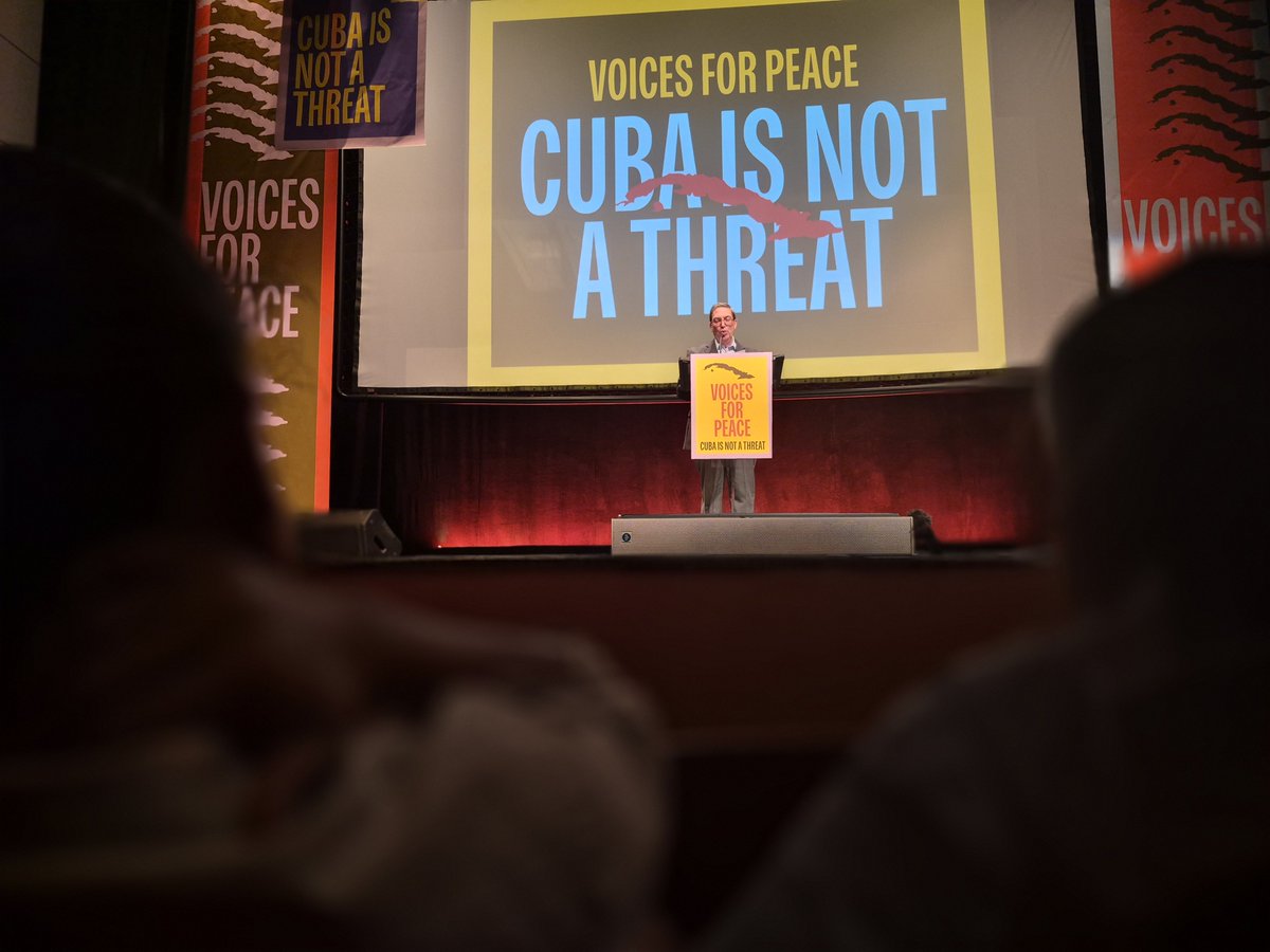 BrunoRguezP's tweet photo. Hoy volvimos a reunirnos con amigos de Cuba en EEUU, aprovechando nuestra estancia en Nueva York.

Agradecimos su permanente solidaridad con nuestro pueblo, en medio de las dificultades que impone el bloqueo recrudecido de EEUU, el cerco energético y las sanciones secundarias. 

Apreciamos su firme posición hacia nuestro país frente a la persecución y la presión que muchos de ellos sufren por el gobierno estadounidense.

#CubaNoEsUnaAmenaza El Bloqueo Sí.