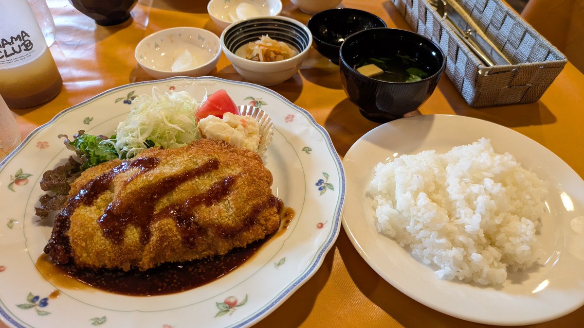 sirayu's tweet photo. 昨日は早めに郡山に行って、びすとろ風露でランチ。メインは洋食だけど味噌汁や漬物など和風でもあって、洋食文化が入ってきたばかりの日本ってもしかしてこんな感じだったのかな？と勝手に想像したり。日替わりランチにしたけど、デミグラスソースがとても美味しいらしいので今度はそっちを食べよう。 https://t.co/RqJvCTNjDB