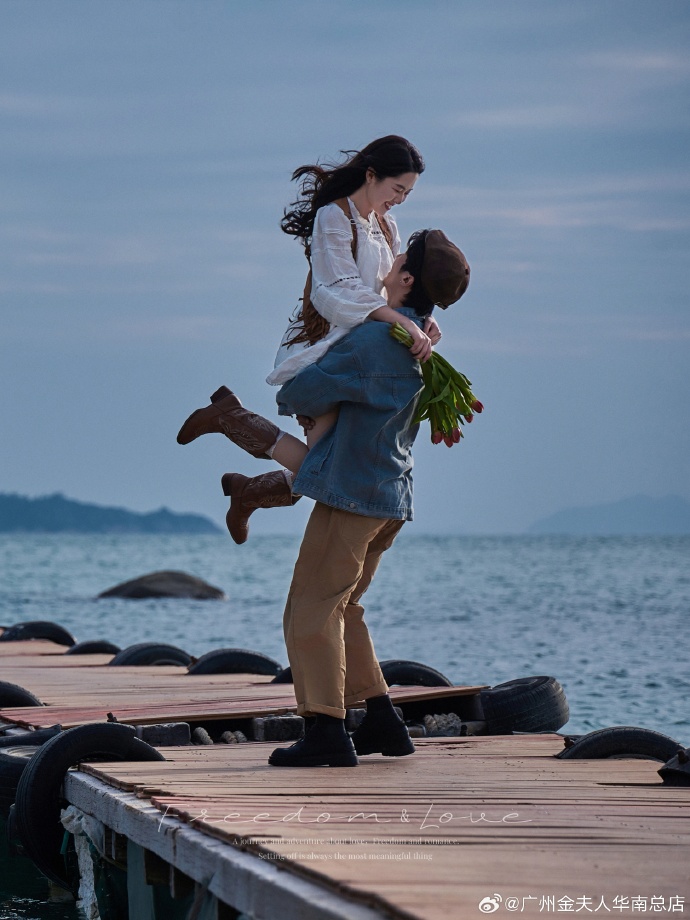 RoniWegmann's tweet photo. Can't stop replaying the final scene of Past Lives – that quiet, unspoken hug says more than 100 lines of dialogue. A masterclass in soft, heart-wrenching storytelling. https://t.co/orpydWLGbf
