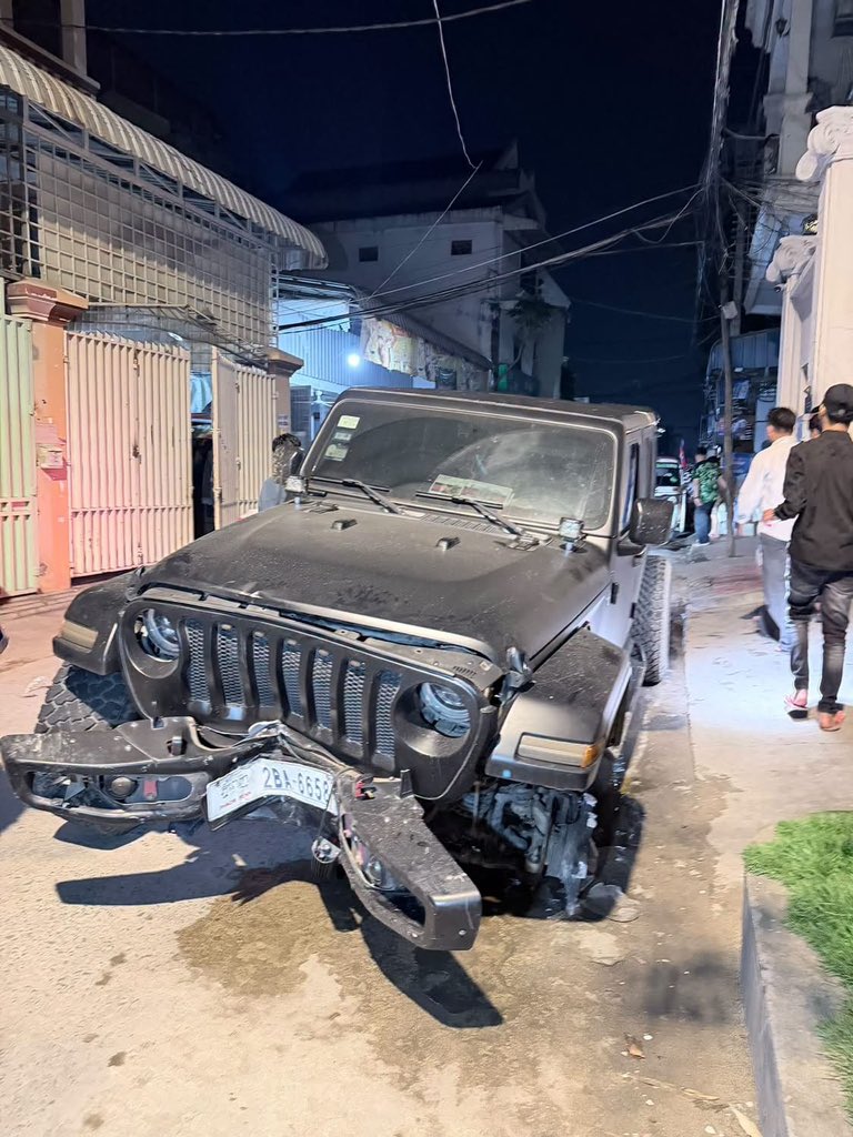 noansereiboth's tweet photo. A driver in a speeding Jeep struck and killed a security guard on duty in Phnom Penh early this morning, then tried to flee the scene before bystanders chased and stopped the car. Police officers then arrived, arrested the driver, and brought him to the police station. https://t.co/rEgwBarvjw