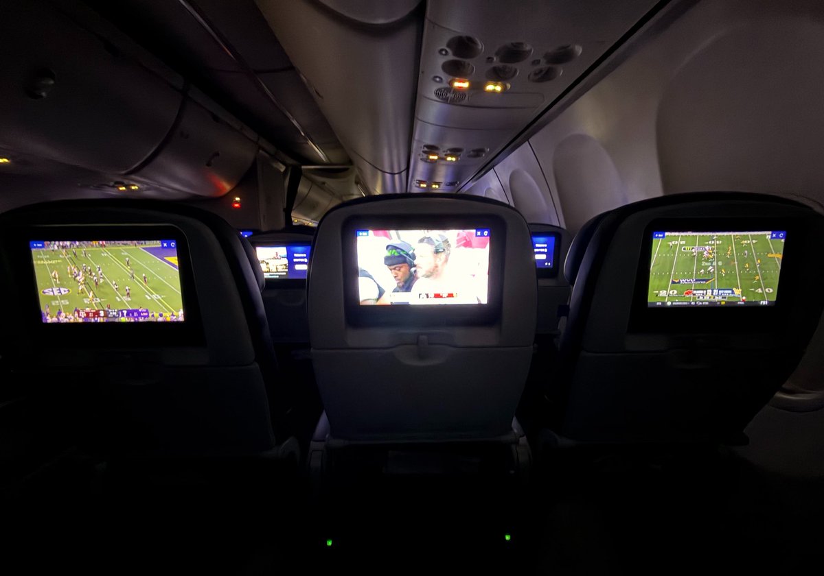 BrendanPorath's tweet photo. row to myself ✈️ triple box https://t.co/beAWSSRcdp
