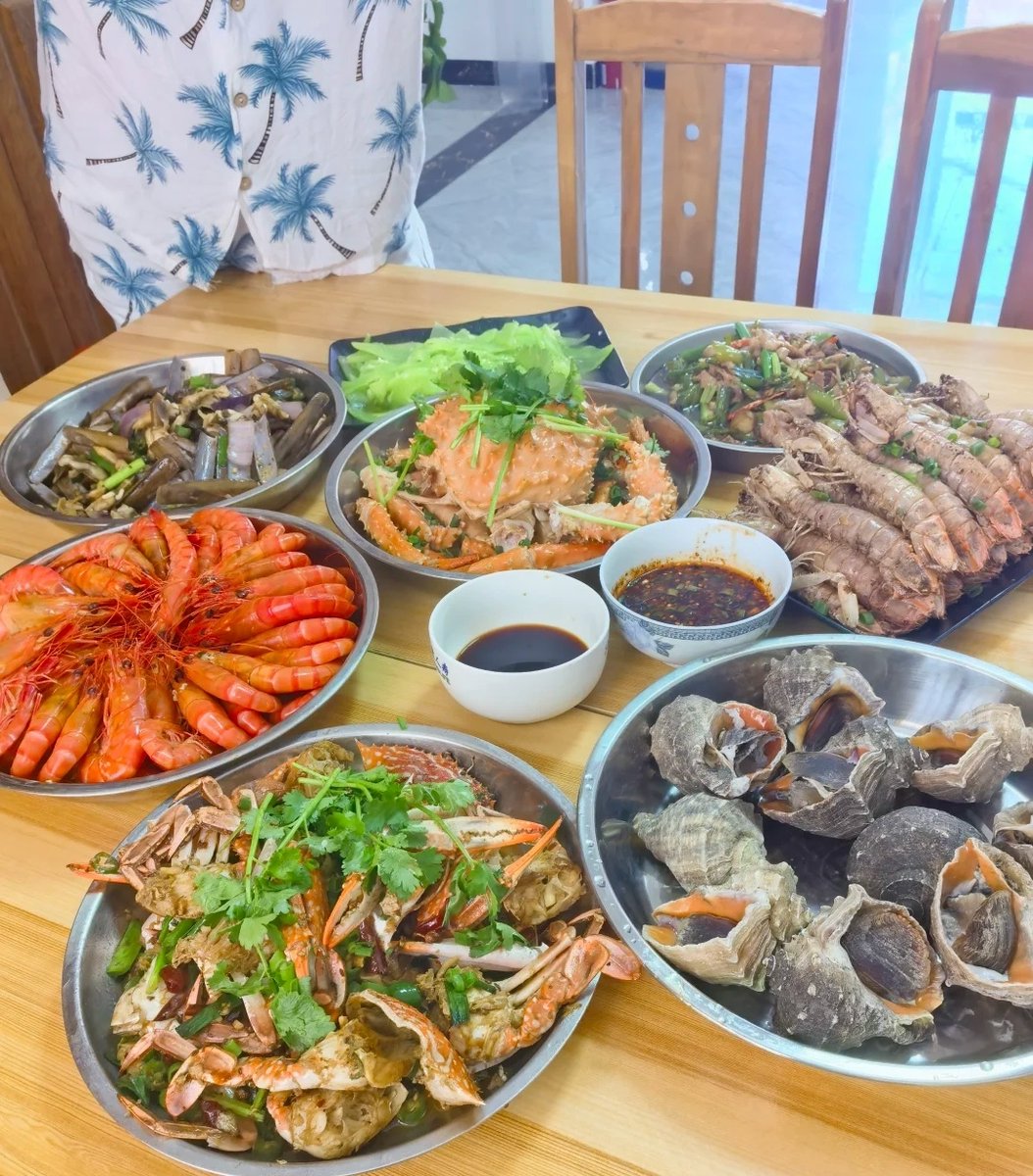 VOWOV94376132's tweet photo. Today’s market haul: fresh clams, sieve, and shrimp for a cozy seafood stir-fry night! https://t.co/yLOyob9kgr