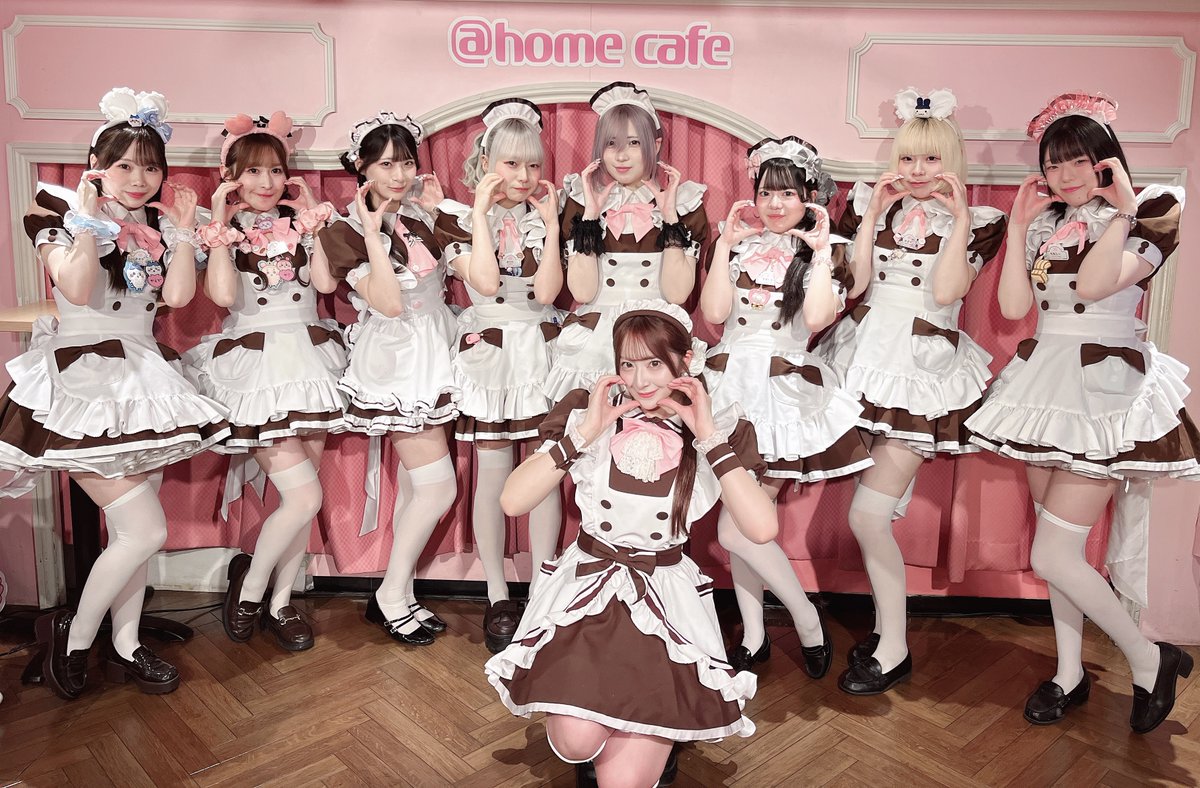 athome_cafe's tweet photo. あっとほぉーむカフェ本店5階

おーぷんしました（ ᴖ.ᴖ ）

本日ここあ卒業です☕🎓
ご主人様お嬢様のご帰宅お待ちしております( ᐢ_ ̫ _ᐢ )

🤎おーぷんぐみ🤎
♡かえで♡かこ♡すうな♡きりた♡わおん♡すまいる♡かざり♡ちもしー♡ここあ♡ https://t.co/B1Uptc0MsV