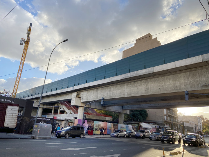 homesicklucas's tweet photo. siempre que veo las estaciones elevadas construidas por el macrismo noto que el diseño arquitectónico, el concepto de hito urbano e incluso belleza, solo fue pensado para los vecinos de Belgrano.... https://t.co/Q0tZB96Ftq