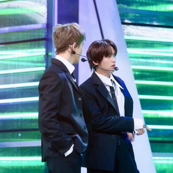 remleeyour's tweet photo. haechan kalau dekat mark itu kecil dan dede banget kelihatannya, tapi kalau deket member lain malah kelihatan dewasa banget https://t.co/04Nkwx03sE