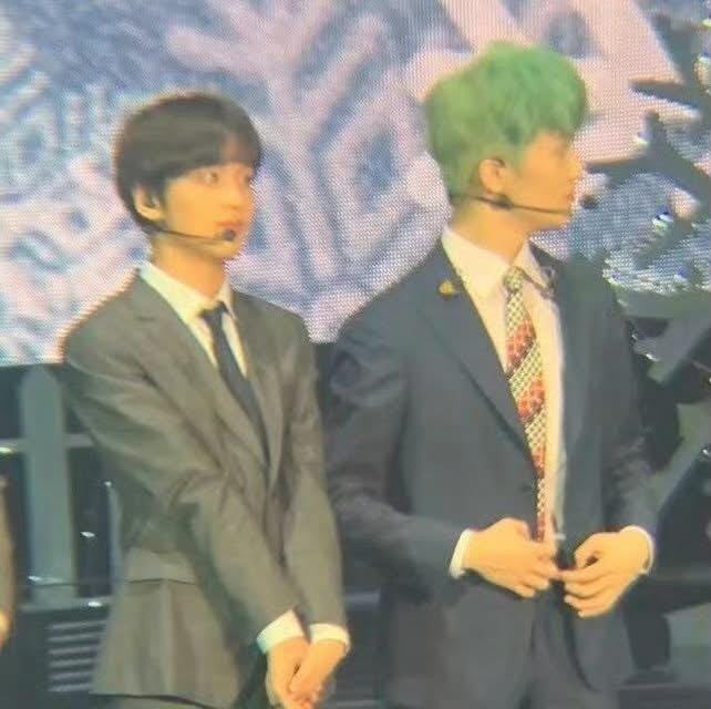 remleeyour's tweet photo. haechan kalau dekat mark itu kecil dan dede banget kelihatannya, tapi kalau deket member lain malah kelihatan dewasa banget https://t.co/04Nkwx03sE