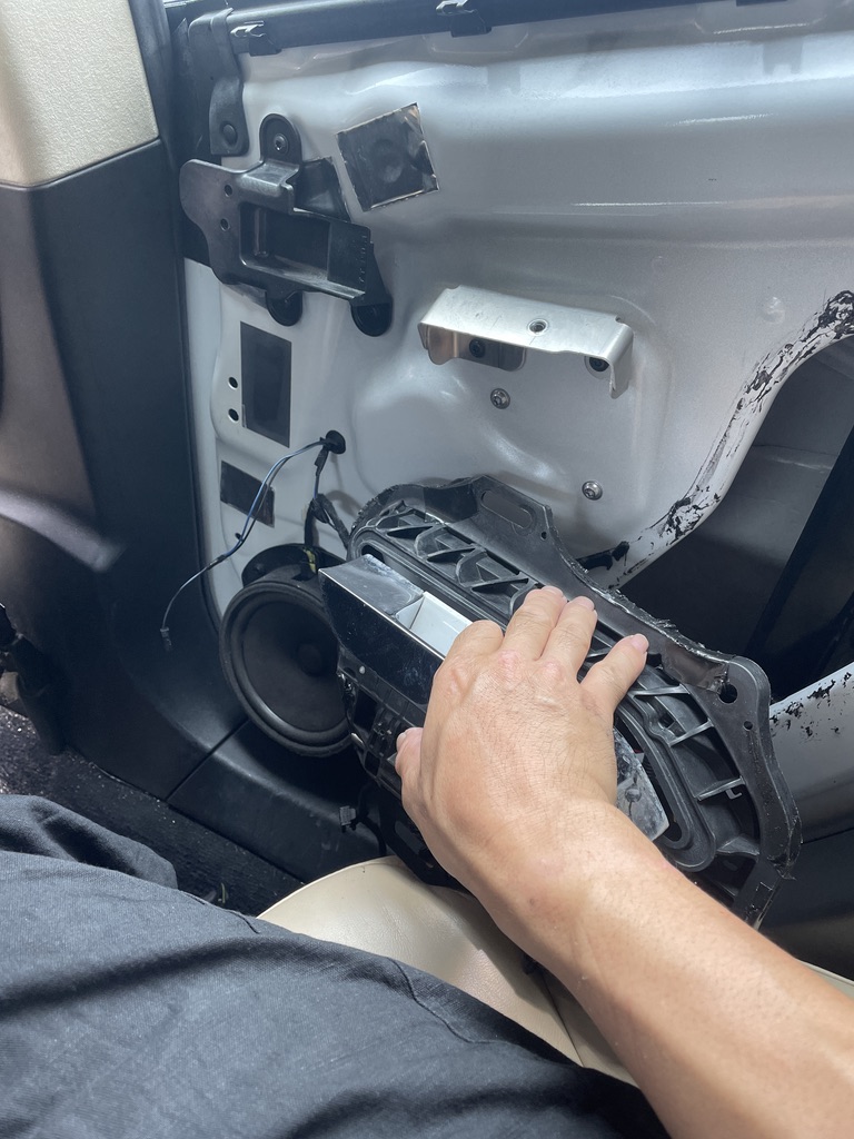 Fujima7777's tweet photo. ようやくテスラ車のドアが直った。

最終的な調整のやり方は、ドアの内側を外してドアハンドル一式を取り外して、室内に乗り込んで接続しながらがラクだということが判明。

もう当分壊れないはず。 https://t.co/T2DWGeIjvW