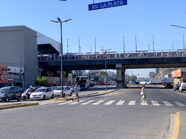 homesicklucas's tweet photo. siempre que veo las estaciones elevadas construidas por el macrismo noto que el diseño arquitectónico, el concepto de hito urbano e incluso belleza, solo fue pensado para los vecinos de Belgrano.... https://t.co/Q0tZB96Ftq
