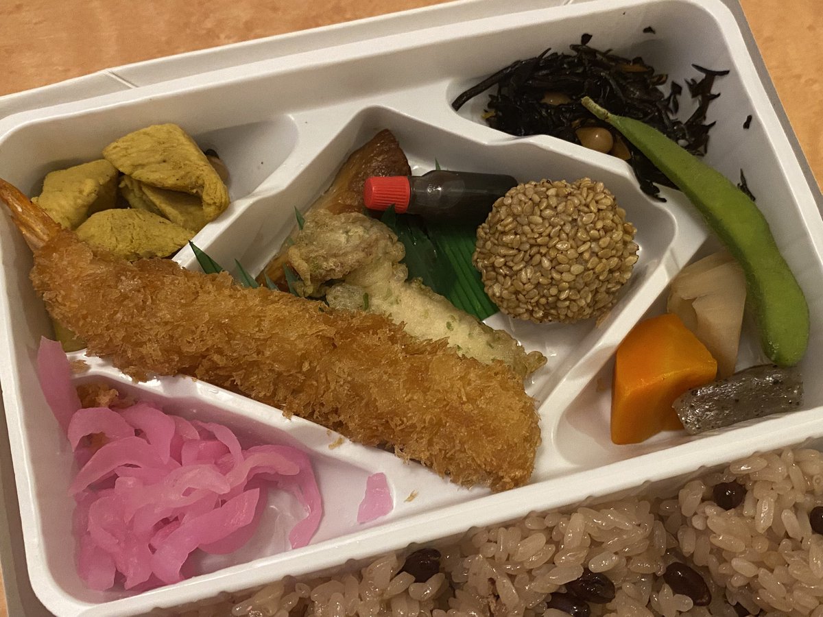 nihonsushikai's tweet photo. 今回は「赤飯弁当」を購入。まくのうち弁当も良かったが、赤飯もたまらん！この鶏肉のカレー煮だけ、本当につまみで売って欲しい位ハマった。 https://t.co/VX8SNWKOSo