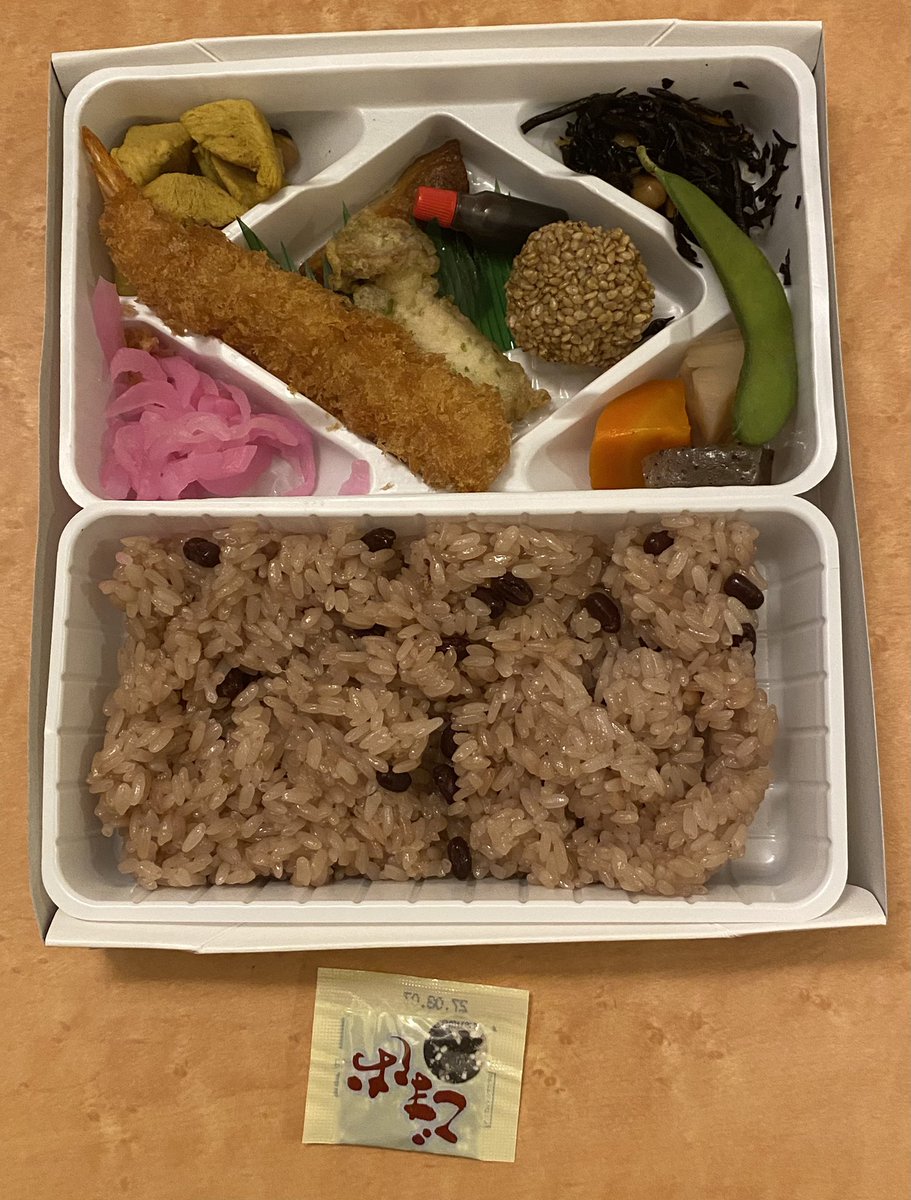 nihonsushikai's tweet photo. 今回は「赤飯弁当」を購入。まくのうち弁当も良かったが、赤飯もたまらん！この鶏肉のカレー煮だけ、本当につまみで売って欲しい位ハマった。 https://t.co/VX8SNWKOSo