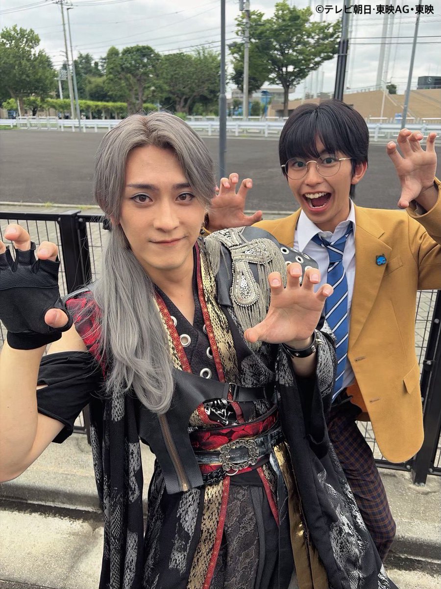 shogo_taduru's tweet photo. #角醒ハンターオメガホーン 
第拾話「闘魂燃やせ！キャプテン・エイル！」
見てくれたかな？

可愛い双子達と📸
大きい双子座のお友達が呟いてます（田鶴）

#オメガホーン 
#omegahorn 
#メイキング写真 https://t.co/YGbY6aBDnM