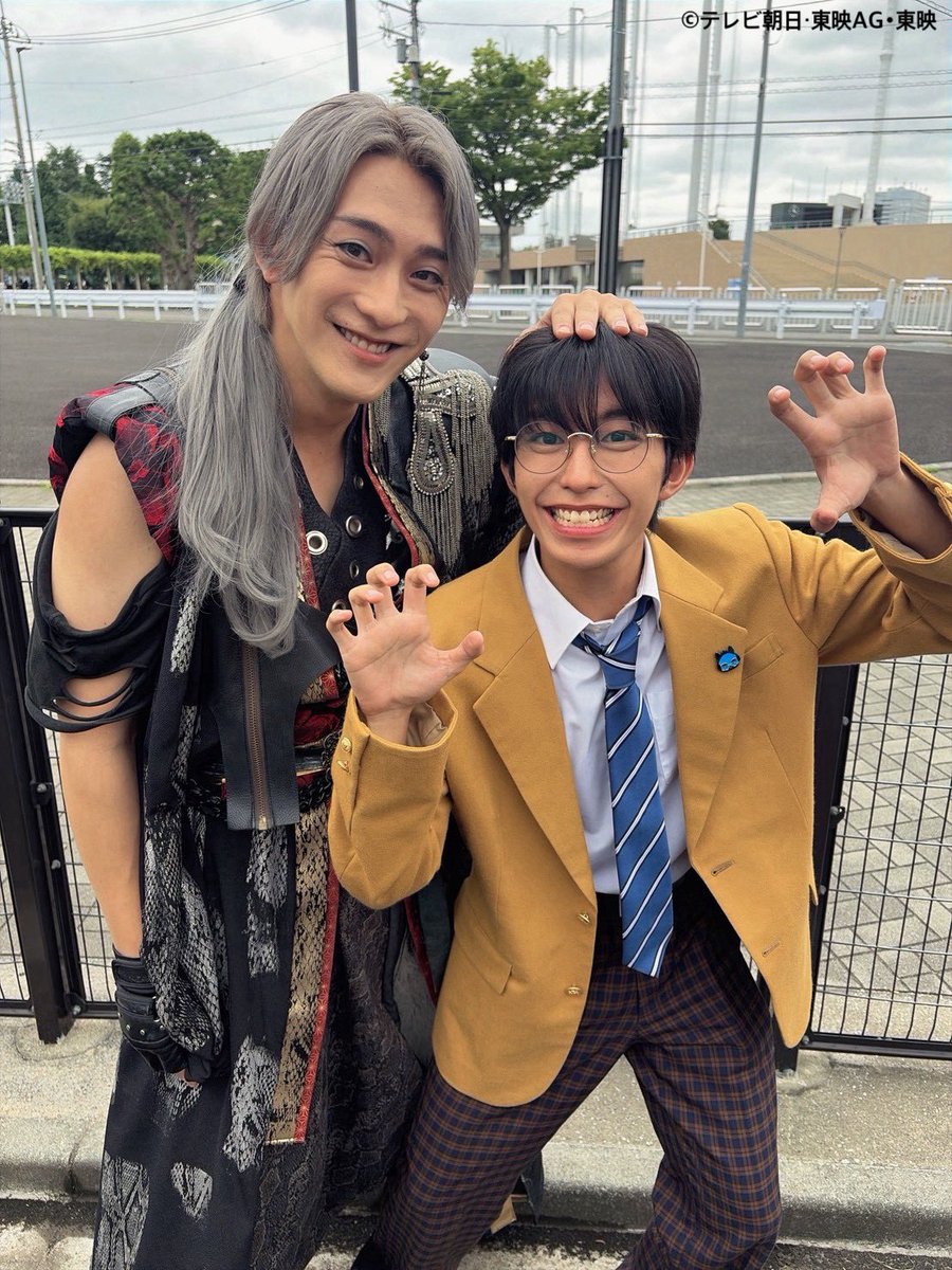 shogo_taduru's tweet photo. #角醒ハンターオメガホーン 
第拾話「闘魂燃やせ！キャプテン・エイル！」
見てくれたかな？

可愛い双子達と📸
大きい双子座のお友達が呟いてます（田鶴）

#オメガホーン 
#omegahorn 
#メイキング写真 https://t.co/YGbY6aBDnM