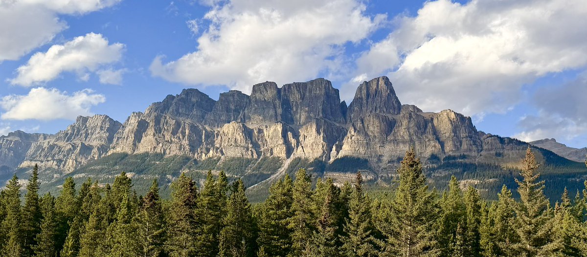 Merryamic's tweet photo. @emergnurse4ever @MadelnCanada Beautiful #Banff https://t.co/V9X44DcOHR