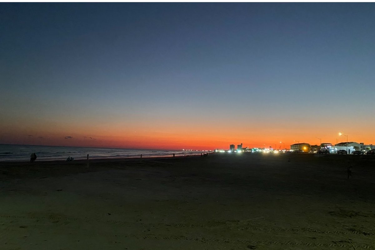 mrkphile's tweet photo. #skiesformark 

☀️🌊🌙 https://t.co/pIV1L9Szoe