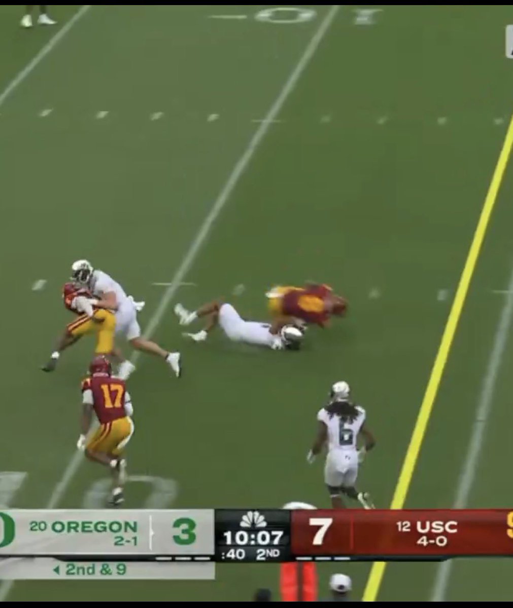 SheRuinedMyNite's tweet photo. @Clevelandddddd @HaterReport It wasn't last minute and you can see the defender anticipate the slide. That's why he dives in with his shoulder damn near at the ground https://t.co/7GVuoLZRZK