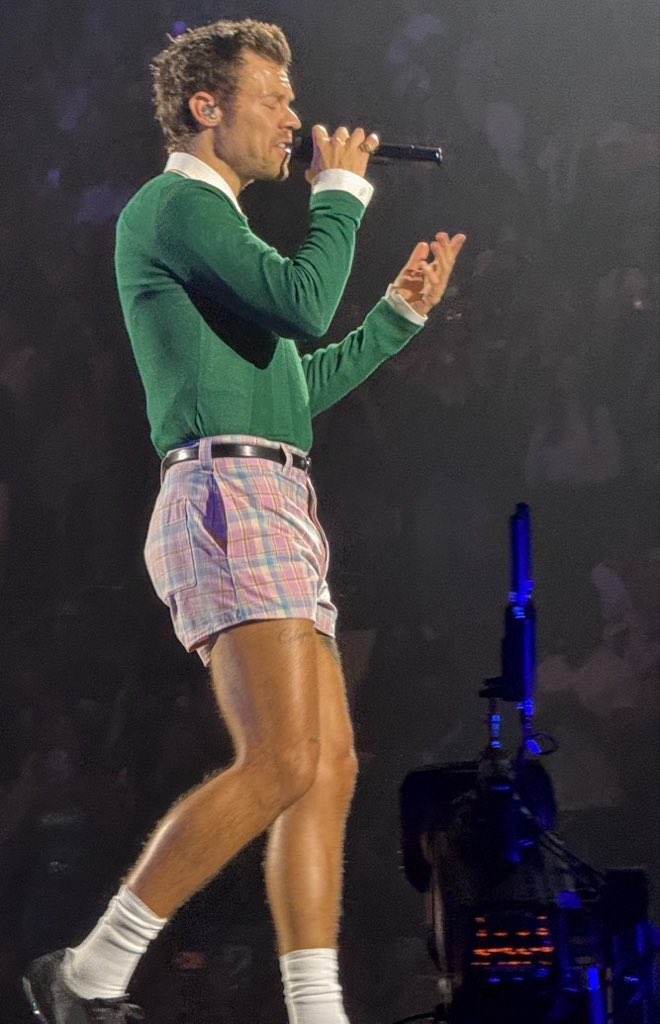 hsdtogethertour's tweet photo. Harry on stage at Madison Square Garden in New York City - September 26 (via @eversinceatlnta) https://t.co/2qBaHGZxUI