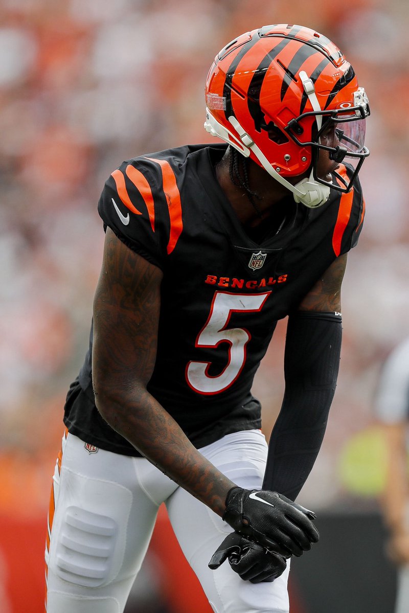 _Locksmiths__'s tweet photo. NFL 🏈 Lock #1 (Sept. 27th)

Tee Higgins o 49.5 receiving yards 
(-140 FD)

❤️ IF YOU’RE TAILING

Higgins is averaging 77 receiving yards per game through two weeks, with 59 yards against Tampa and 95 against Houston. He’s averaging an elite 19.3 yards per reception and has cleared 49.5 in 5 of his last 5, 8 of his last 10 and 6 straight dating back to last December. He also went 2-for-2 against Pittsburgh last season, posting 96 and 63 yards with a TD in both games. 

Pittsburgh allowed 261 passing yards per game last season, and the corner room is banged up with Jamel Dean and Joey Porter Jr. both dealing with injuries. The Steelers have allowed just 154.5 passing yards per game through two weeks, but those games came against Atlanta and New England. With Ja’Marr Chase drawing safety help, Higgins should see more one-on-one opportunities.

 Andrei Iosivas is headed to IR, potentially creating even more volume for the top three receivers, who already account for 40 of Cincinnati’s 65 targets. The biggest concern is the 42.5 total and potential low-scoring game script, but Higgins doesn’t need heavy volume at nearly 20 yards per catch.

📊 @HOFApp