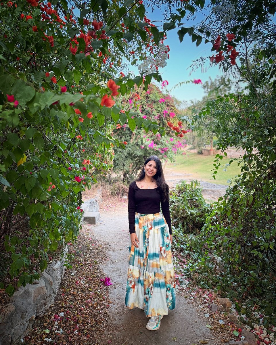 MeredithSiebys's tweet photo. Caught in a bougainvillea dream. https://t.co/xGHfQAZhbT