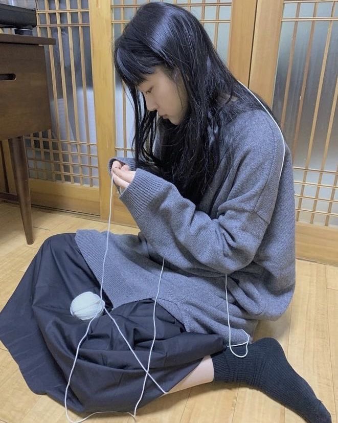 mangoed02122's tweet photo. when girls wear baggy clothes but you can still tell their tiny so you highkey have to just shoot yourself five thousand times https://t.co/0aa0mZZSza