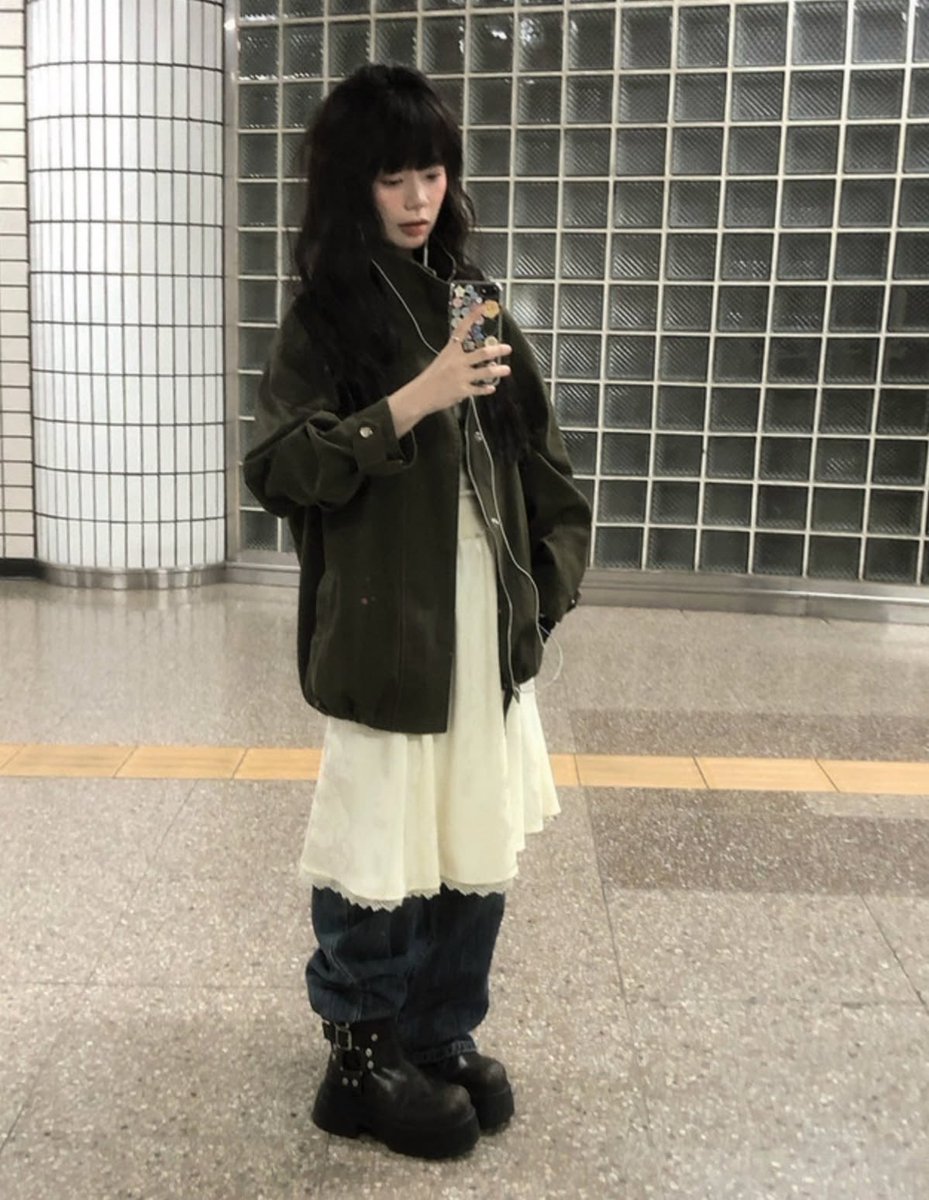 mangoed02122's tweet photo. when girls wear baggy clothes but you can still tell their tiny so you highkey have to just shoot yourself five thousand times https://t.co/0aa0mZZSza