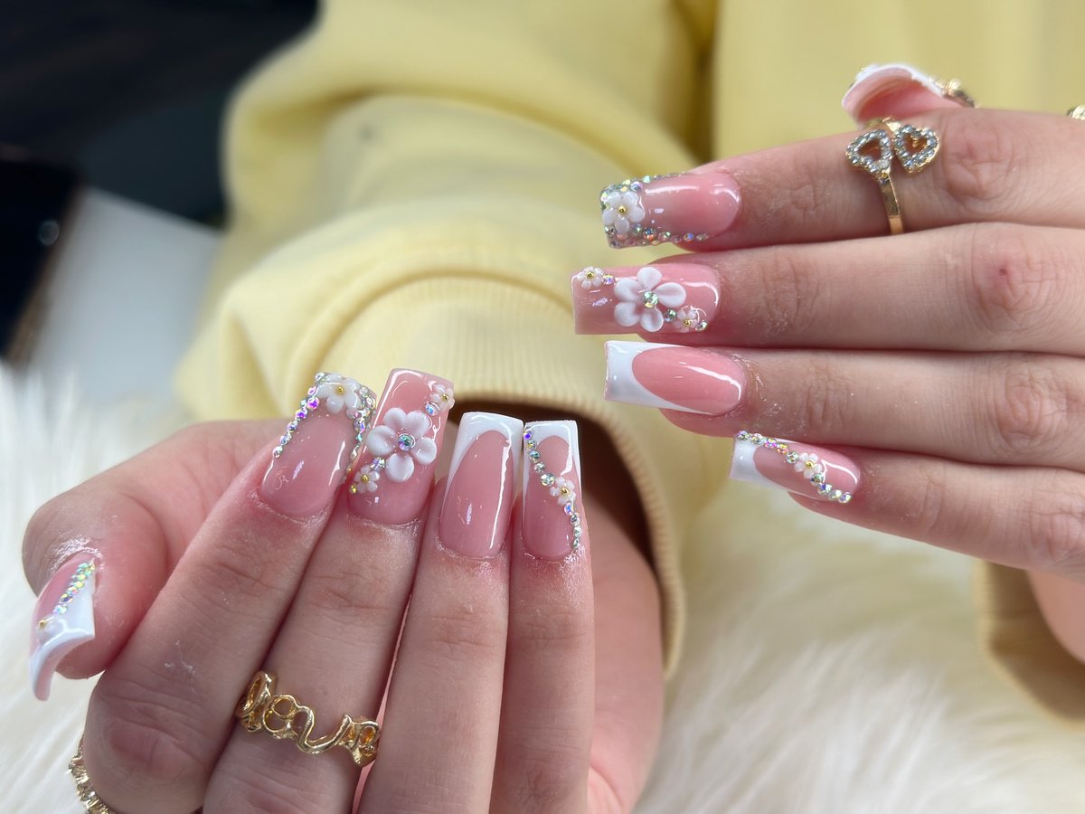 SiuBigpbp's tweet photo. Soft spring elegance. Follow for more: @nailsbymimi. 11. https://t.co/dWOkPmNtc6