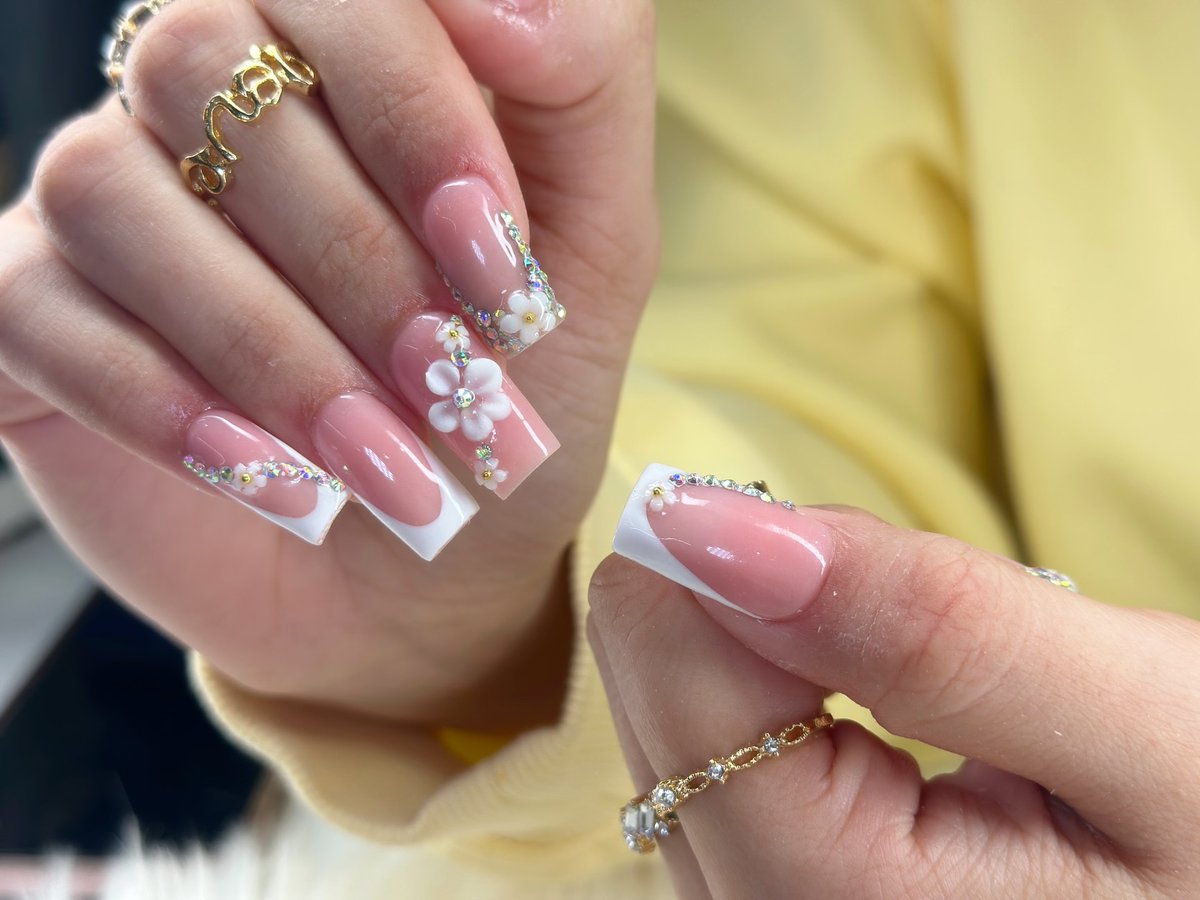 SiuBigpbp's tweet photo. Soft spring elegance. Follow for more: @nailsbymimi. 11. https://t.co/dWOkPmNtc6