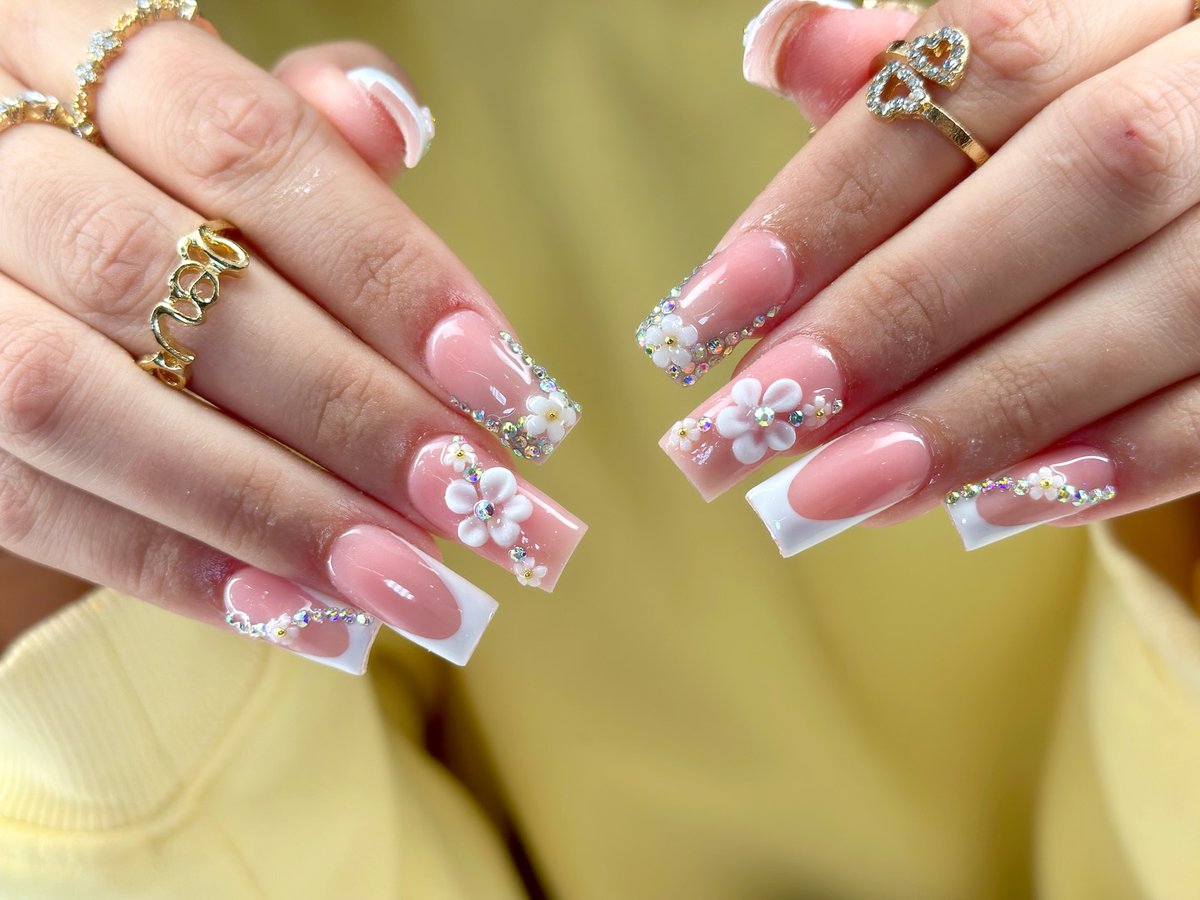 SiuBigpbp's tweet photo. Soft spring elegance. Follow for more: @nailsbymimi. 11. https://t.co/dWOkPmNtc6